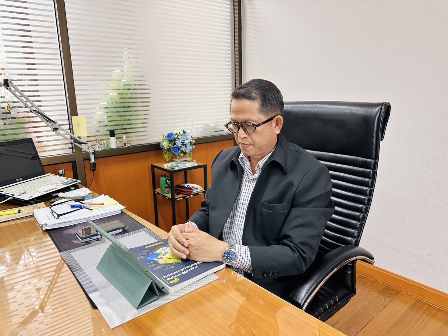 title - ผู้ตรวจราชการ ส.ป.ก. เข้าร่วมการประชุมคณะทำงานตรวจสอบปริมาณน้ำนมโคและประชากรโคนม ระดับเขต ในเขตตรวจราชการที่ 1 ผ่านสื่ออิเล็กทรอนิกส์ระบบการประชุมทางไกล Zoom Meeting